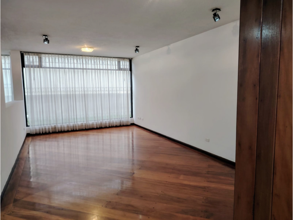 Quito Tenis, Casa en Renta, 350m2, 3 Habitaciones con baños privados — foto 6