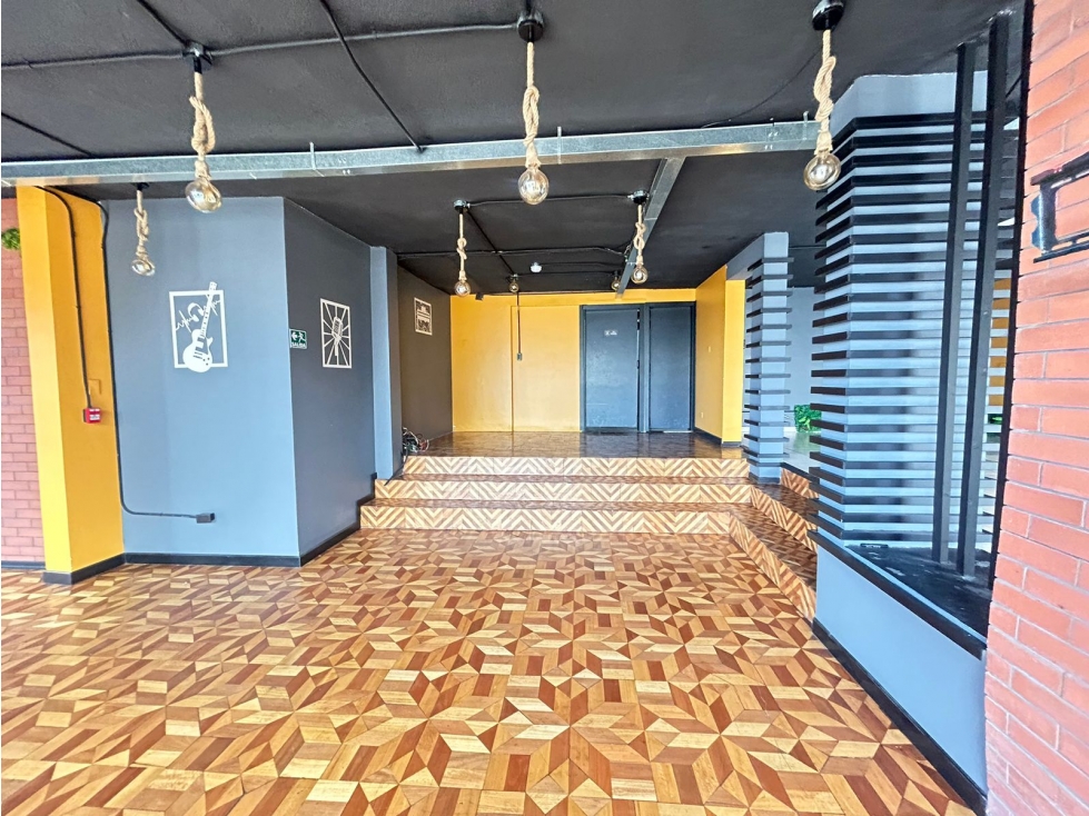 El Batán, Local Comercial en Renta, 200m2, 3 Ambientes - 2