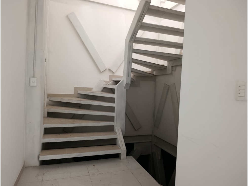 La Veintemilla, De Oportunidad Local Comercial Duplex en Renta, 400m2 — foto 5