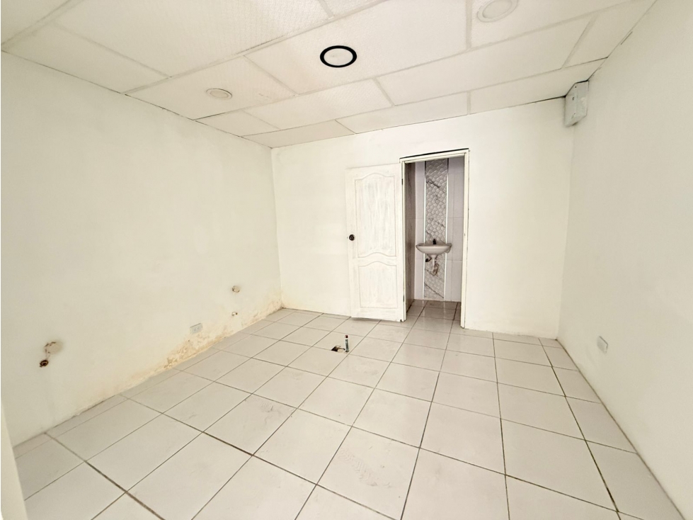 La Alborada, De Oportunidad Local Comercial en Renta, 48m2 - 3
