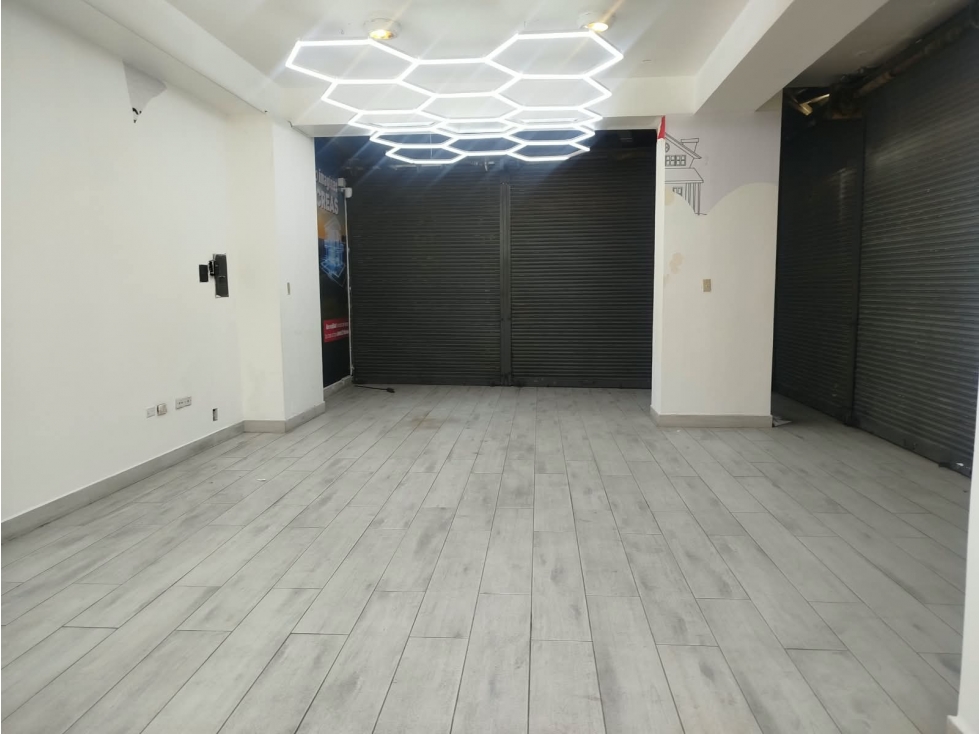 Iñaquito, Local 120m2 2 ambientes, parqueaderos - 2