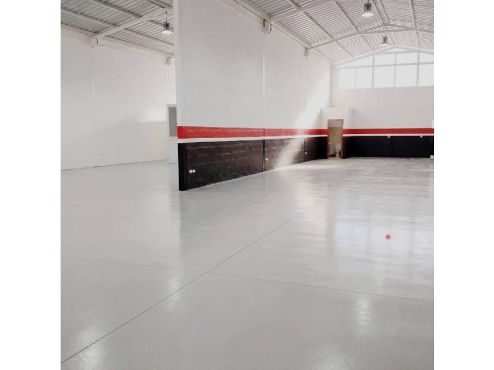 Pomasqui, Bodega en Renta 400m2, 5 parqueaderos - 2