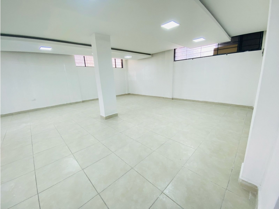 Iñaquito, Edificio en Renta, 450m2, 24 Ambientes - 1