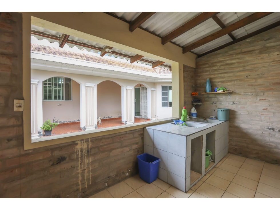 Atuntaqui, Casa en Venta, 706.46m2 - 4