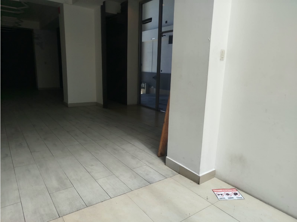 Iñaquito, Local 120m2 2 ambientes, parqueaderos - 5