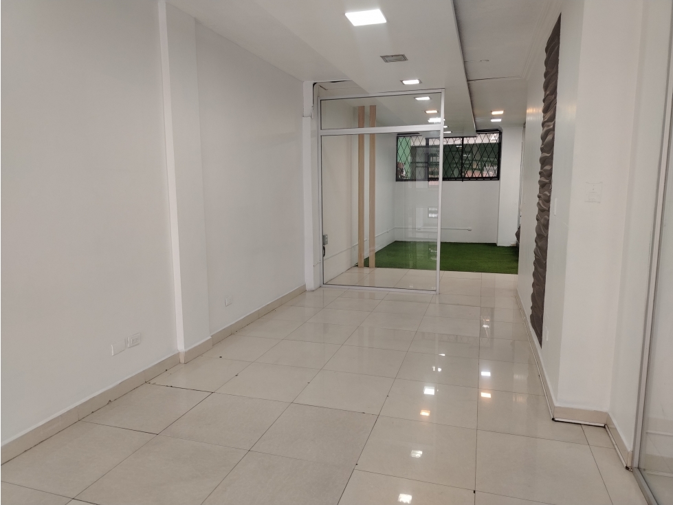El Batan Local Comercial en Renta, 7 ambientes , 8 Divisiones 133m2 - 3