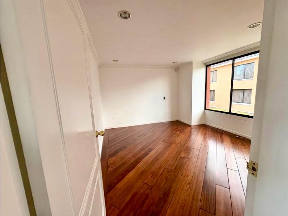 Cumbayá, renta casa 3 dormitorios, 300 m2, 2 parqueaderos — foto 3