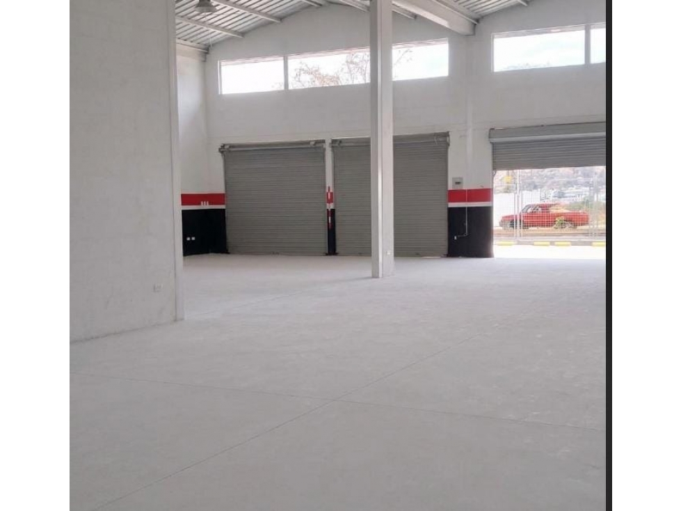 Pomasqui, Bodega en Renta 400m2, 5 parqueaderos - 5