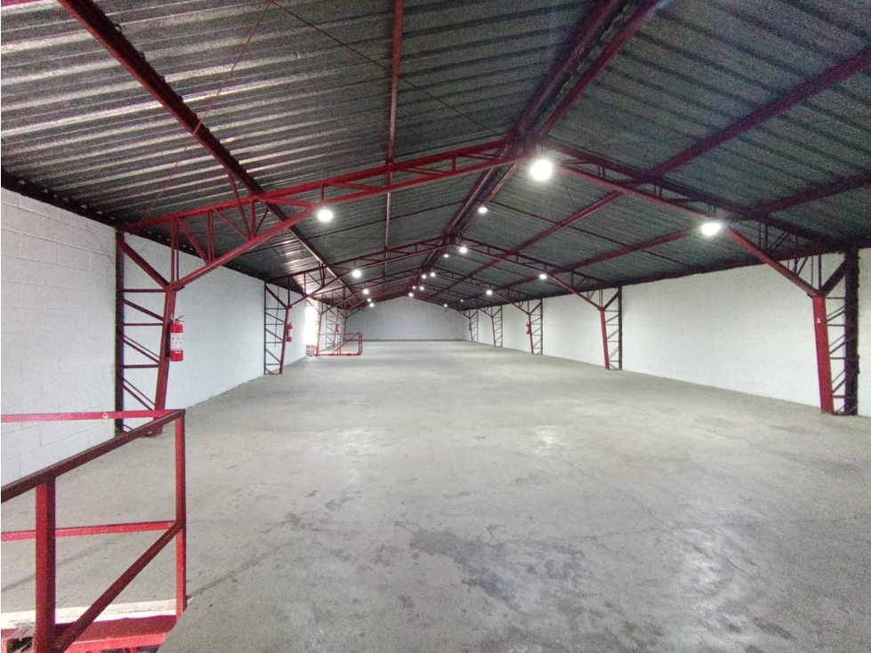 Ponceano, Galpón en Renta, 1100m2, 2 Ambientes - 1