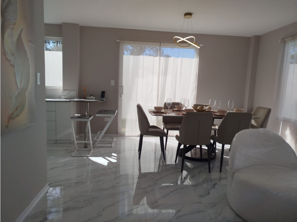 Mitad del Mundo, Casa en Venta, 165m2 con patio área verde — foto 2