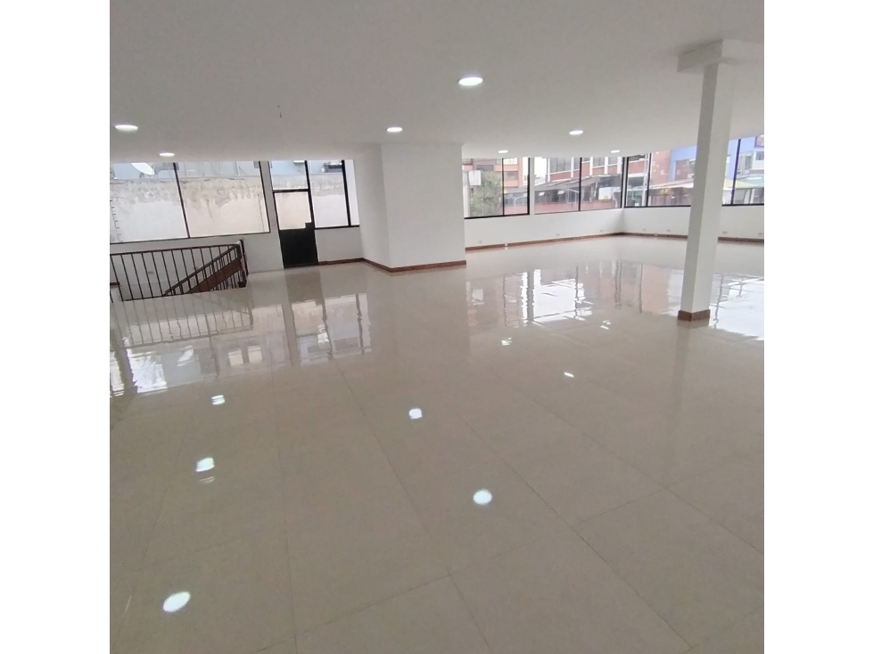 La Colón, Local Comercial Duplex en Renta, 1000m2 - 6
