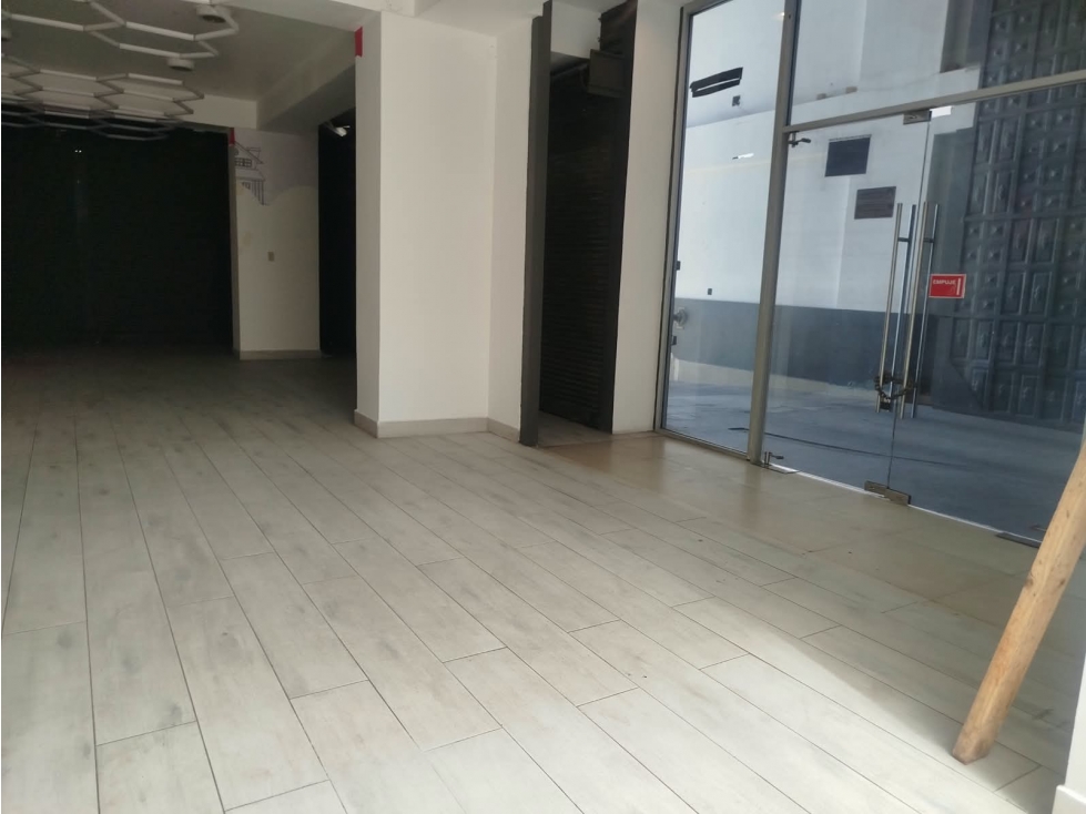 Iñaquito, Local 120m2 2 ambientes, parqueaderos - 3