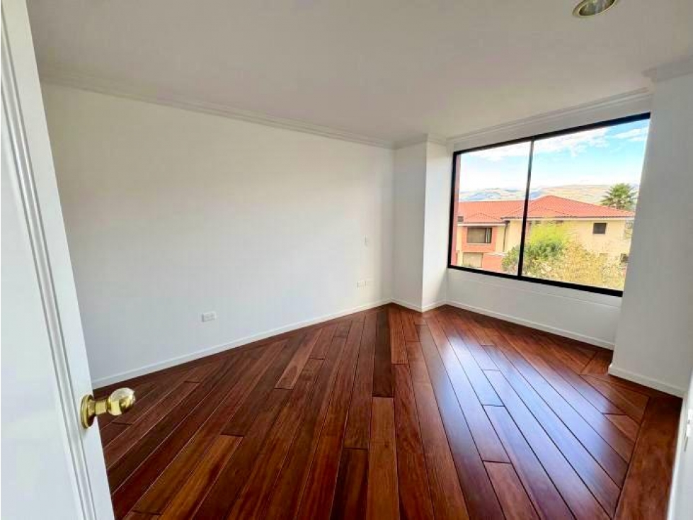 Cumbayá, renta casa 3 dormitorios, 300 m2, 2 parqueaderos — foto 6
