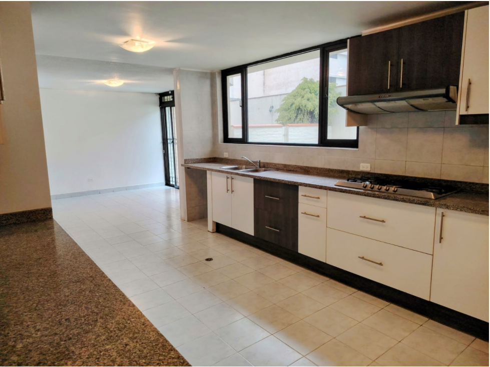 Quito Tenis, Casa en Renta, 350m2, 3 Habitaciones con baños privados — foto 5