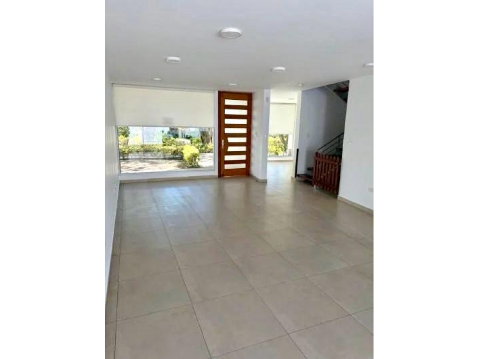 Nayón, renta casa 180 m2, 4 habitaciones, 2 parqueaderos