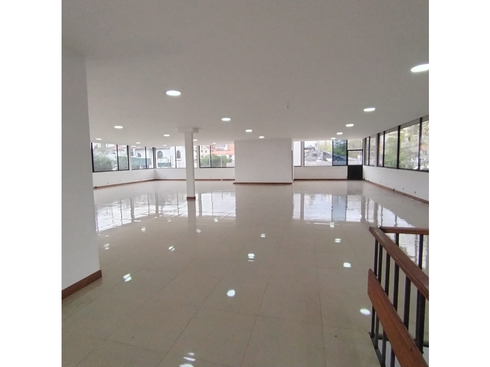 La Colón, Local Comercial Duplex en Renta, 1000m2 - 3