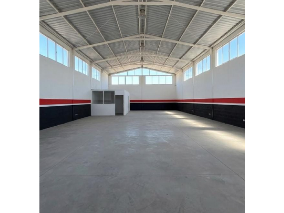 Pomasqui, Bodega en Renta 200m2, 3 parqueaderos - 2