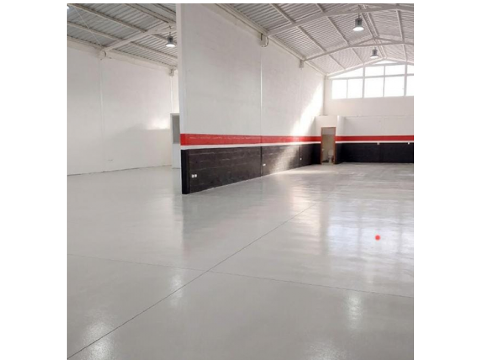 Pomasqui, Bodega en Renta 200m2, 3 parqueaderos - 1