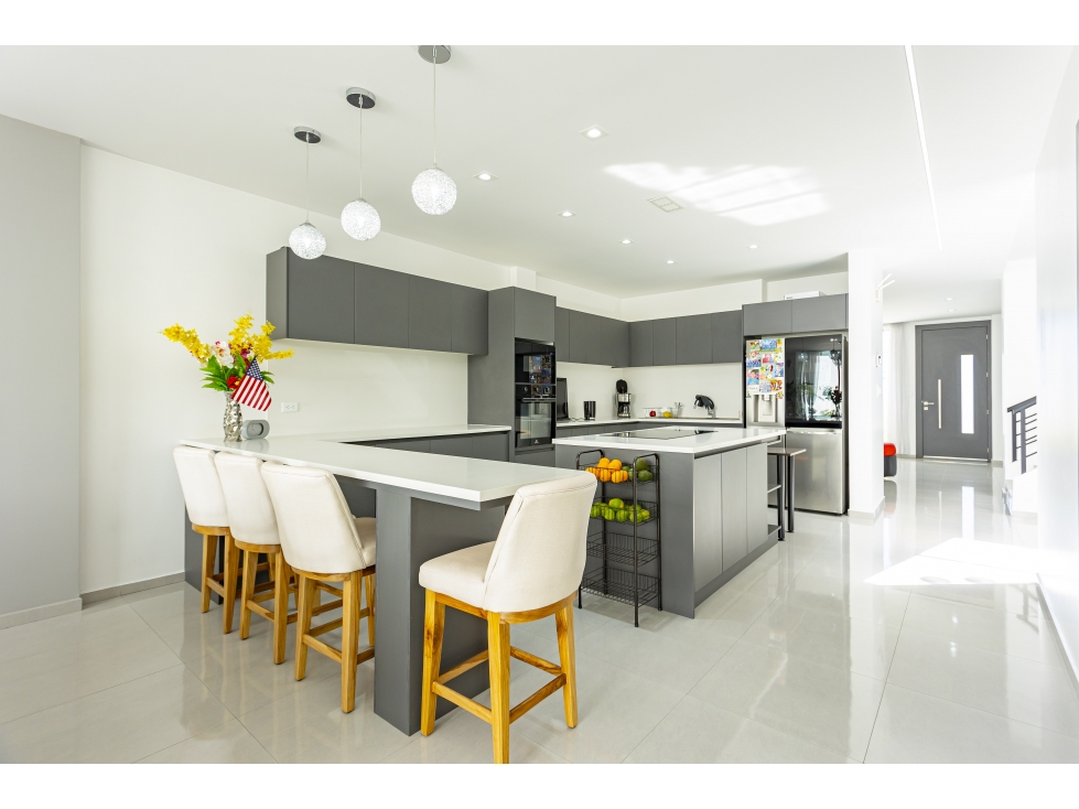 Carcelen Uraba , 2 plantas Casa en Venta, 320m2, 4 Habitaciones — foto 2