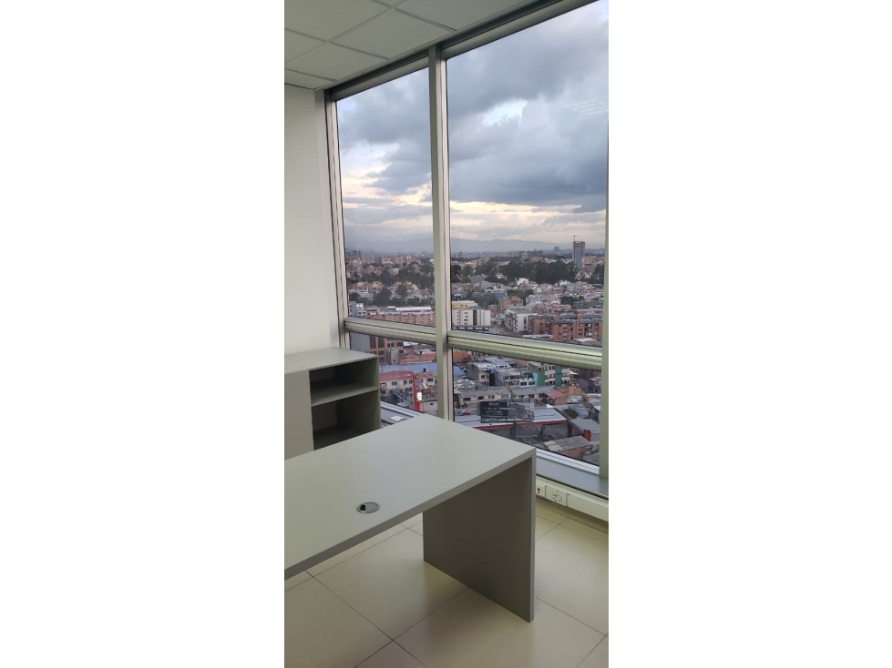 Excelente oficina amoblada en arriendo. North Point 137 mt2