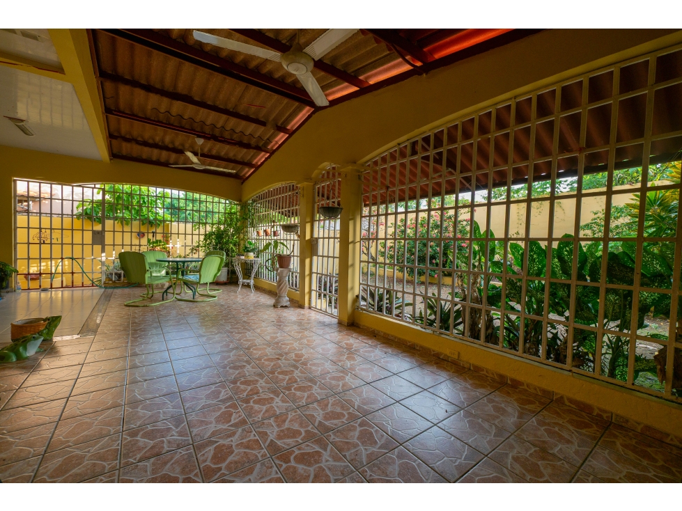 SE VENDE CASA EN QUINTAS DE VILLA FLOR (T4) PSVXPC5-0826 - 2