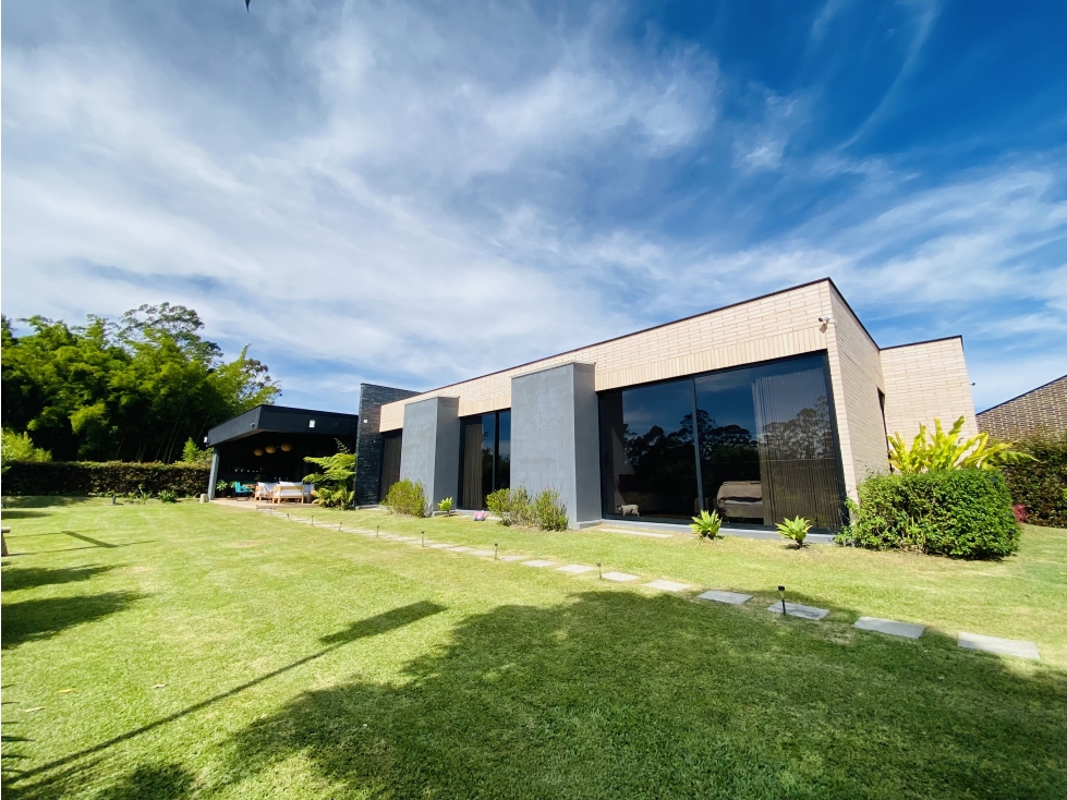 Exclusiva casa campestre para la venta en parcelación en Llanogrande!