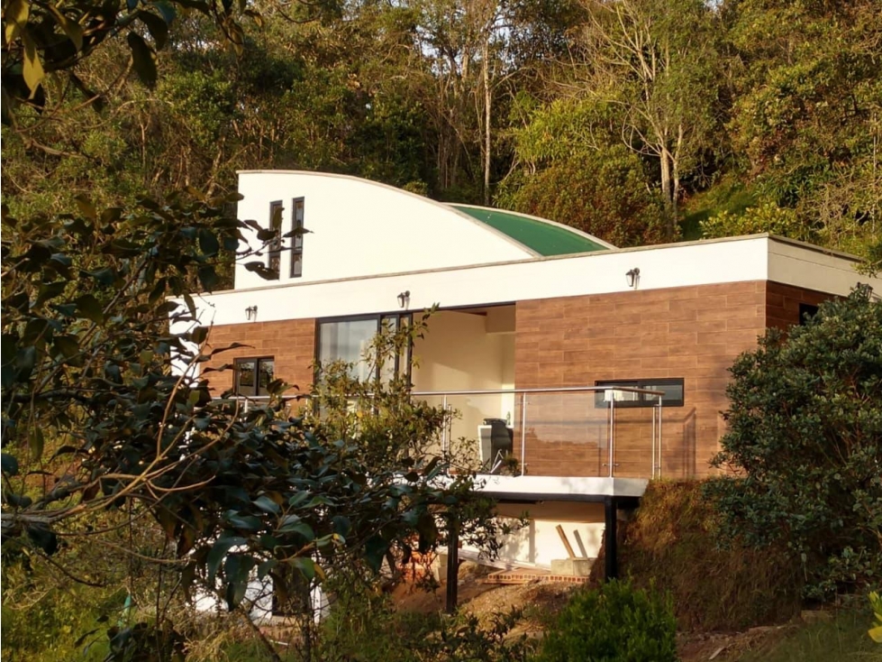 Venta de Lote con pequeña casa en las palmas