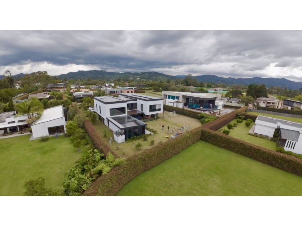 Venta de casa en Llanogrande con piscina privada y cancha