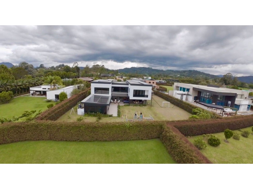 Venta de casa en Llanogrande con piscina privada y cancha — foto 2