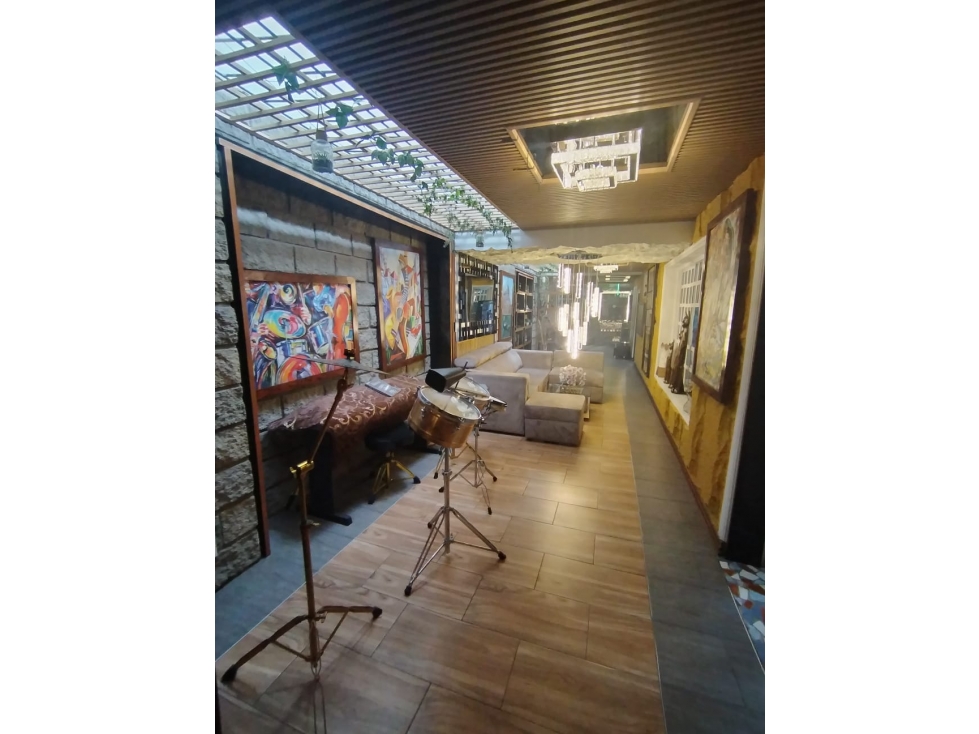 CASA DE LUJO CON LOCAL COMERCIAL EN VENTA SECTOR DEL CENTRO