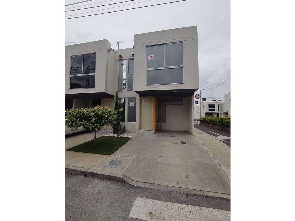 SE VENDE CASA CON ACABADOS DE LUJO EN CONJUNTO CERRADO