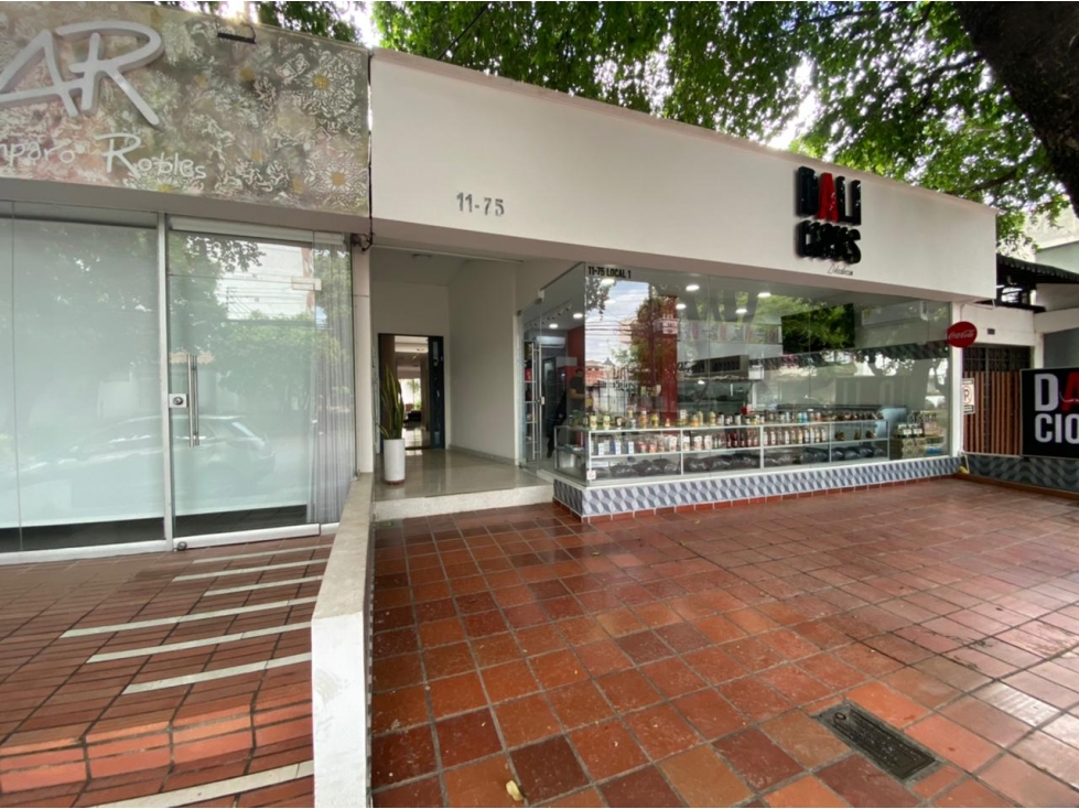 CASA EN VENTA CON LOCALES COMERCIALES LA RIVIERA