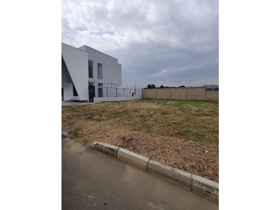 LOTE A LA VENTA EN CONJUNTO DE LUJO EN BOCONO - 2
