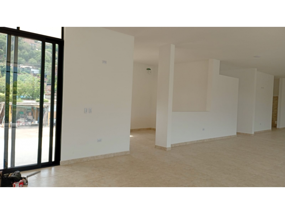 LOCAL EN ARRIENDO EN AV PRINCIPAL DE LOS PATIOS - 4