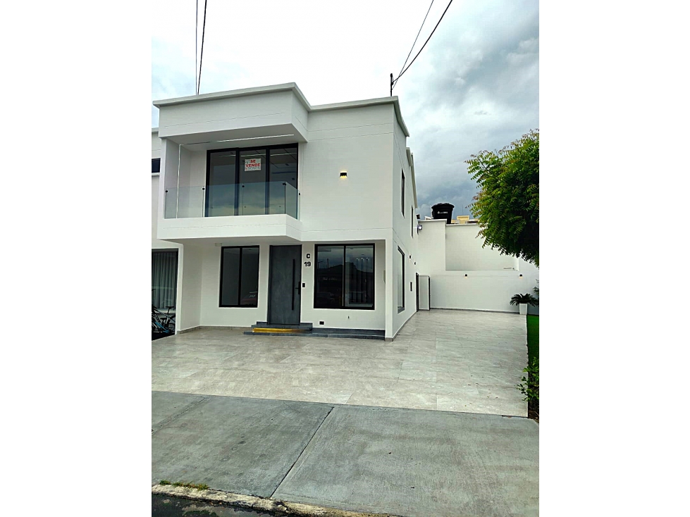 CASA A LA VENTA SECTOR AV DEL RIO