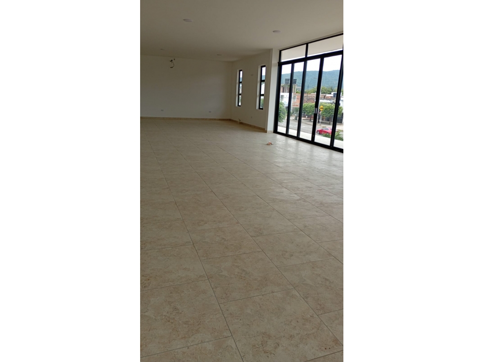 LOCAL EN ARRIENDO EN AV PRINCIPAL DE LOS PATIOS - 2