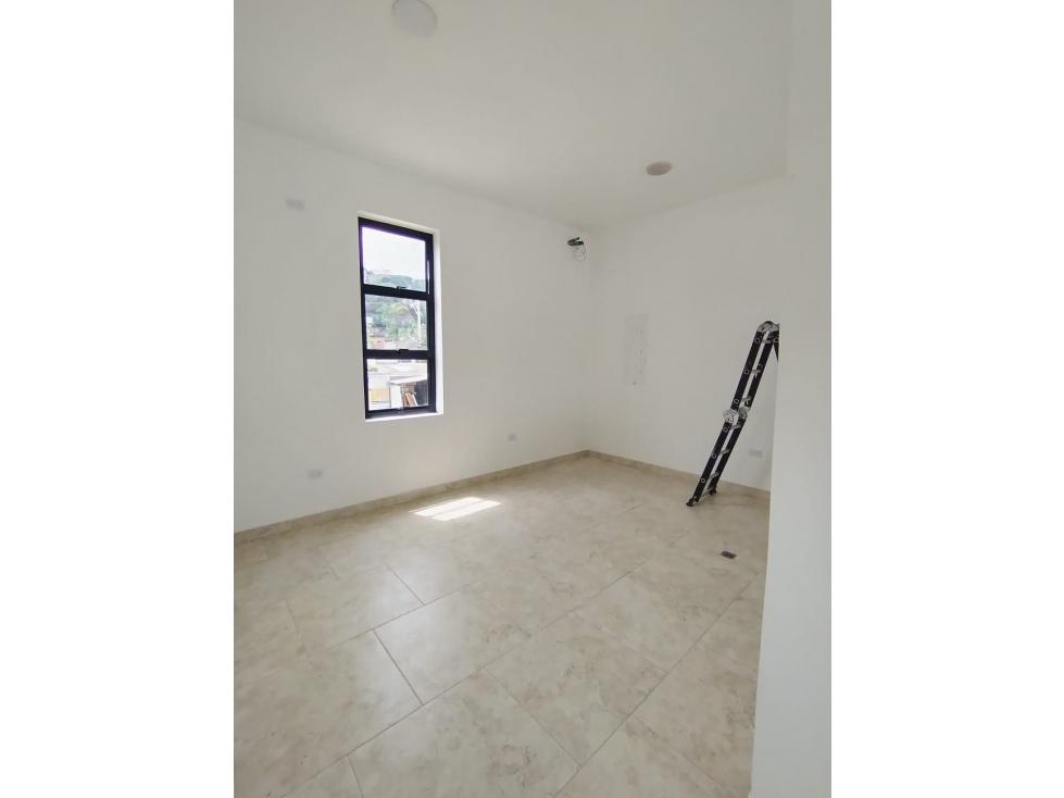 LOCAL EN ARRIENDO EN AV PRINCIPAL DE LOS PATIOS - 5