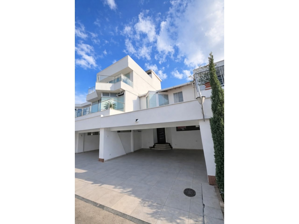 CASA EN VENTA CONJUNTO CERRADO AV LIBERTADORES - 1