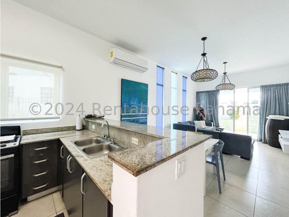 Casa de playa amoblada en venta en Río Hato. Panamá. 26-2105.