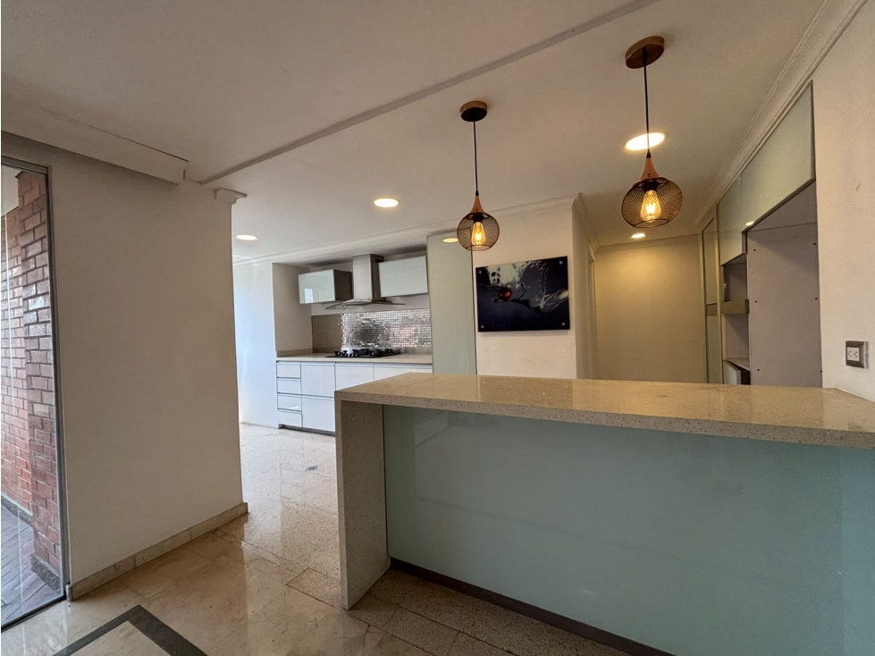 AMPLIO APARTAMENTO EN VENTA - POBLADO BALSOS