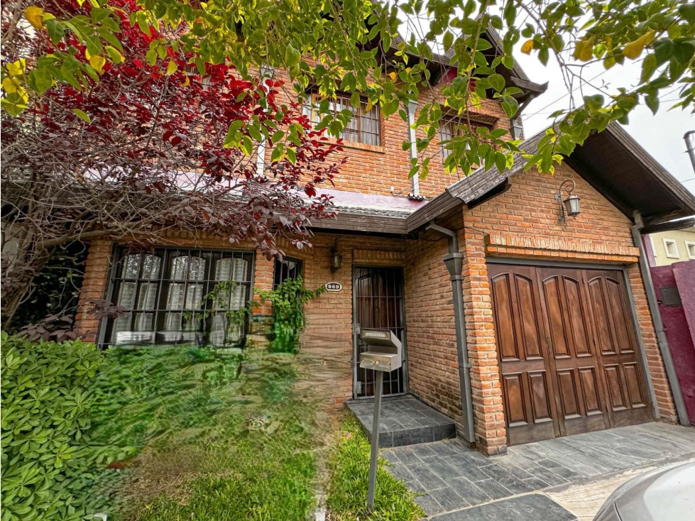 CASA EN VENTA EN CASTELAR NORTE!!