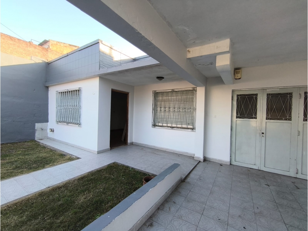 CASA EN VENTA EN CASTELAR NORTE!! - 3