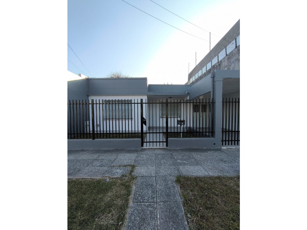 CASA EN VENTA EN CASTELAR NORTE!! - 2
