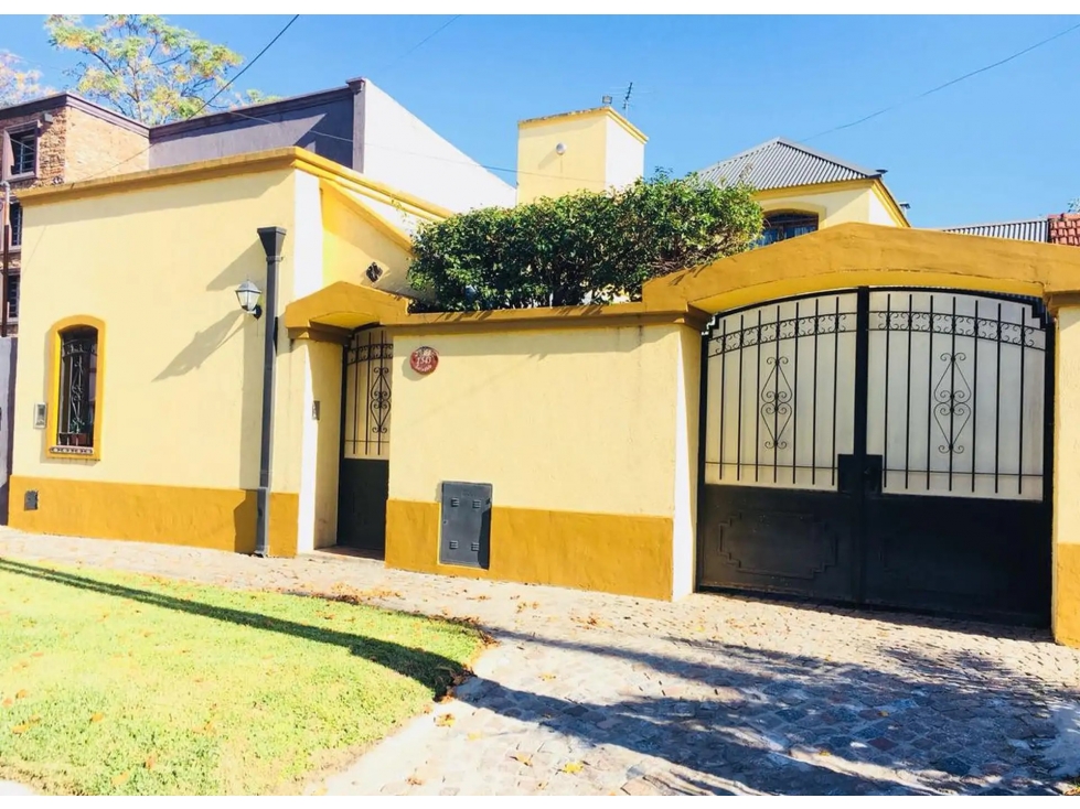 CASA EN VENTA EN CASTELAR SUR!!!