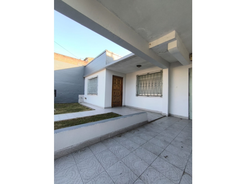 CASA EN VENTA EN CASTELAR NORTE!! - 4