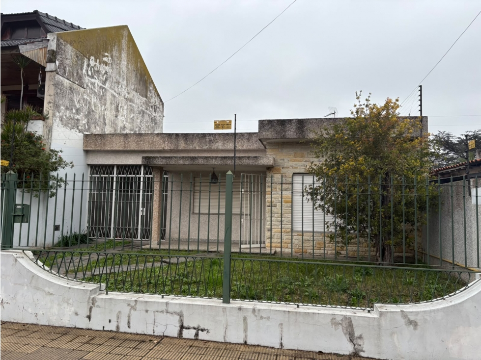 OPORTUNIDAD CASA EN CASTELAR SUR!! - 2