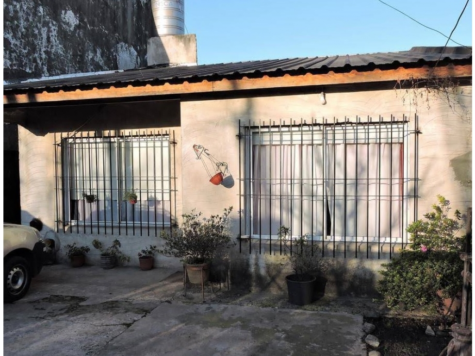 CASA EN VENTA EN CASTELAR NORTE!! - 1