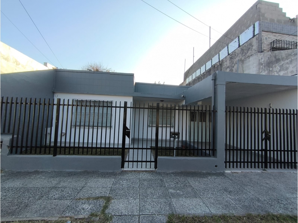 CASA EN VENTA EN CASTELAR NORTE!! - 1