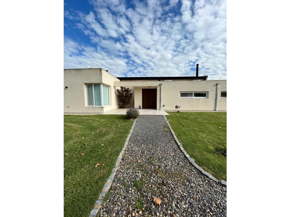 Hermosa casa en venta 5 dormitorios y pileta en Estancia Las Lilas