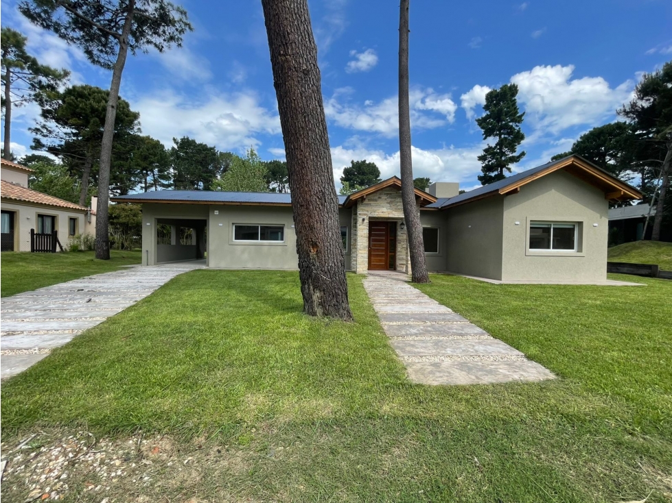 VENDO CASA A ESTRENAR 4 AMB EN ALAMOS PINAMAR